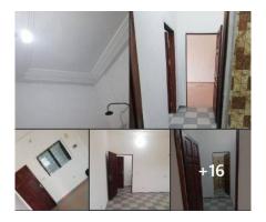 une chambre salon sanitaire dallé avec staff bien propre