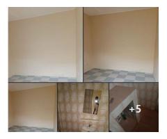 une chambre salon ordinaire plafonné douche séparée de la toilette