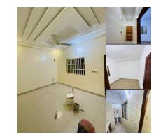 chambre salon sanitaire bien propre à gbodje