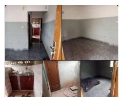 UNE CHAMBRE SALON SANITAIRE , À COULOIR , DOUCHE SÉPARÉE DE CUISINE