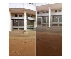 Une grande boutique sanitaire de 40m² avec compteurs personnels, toilettes personnelles.