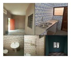 chambres salon WC douche cuisine interne et terrasse au rez de chaussée