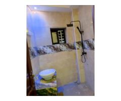DISPONIBLE A GODOMEY UN APPARTEMENT DE 2 CHAMBRES SALON SANITAIRE,STAFFÉ ET PROPRE