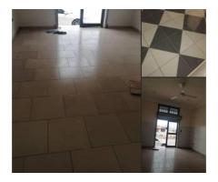 une grande boutique propre avec corniche et brasseurs