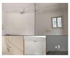 Une boutique ordinaire plafonnée Loyer 25.000f