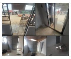 UN MAGASIN EN BORDURE DE LA VOIE SECONDAIRE.