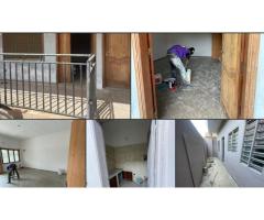 un appartement de 2 chambres salon avec arrière cour