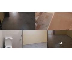 Chambre salon sanitaire propre, plafonnée, avec compteurs personnels.