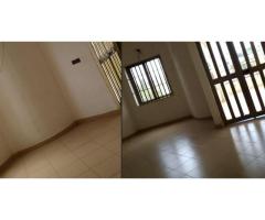 UN APPARTEMENT DE TROIS CHAMBRES SALON SANITAIRE