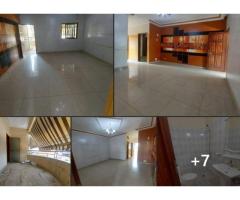 appartement de 2pieces au 1er étage avec une salle d'eau centrée, un grand balcon.