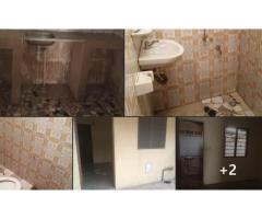 Une Chambre salon sanitaire juste la douche et là cuisine carrelée