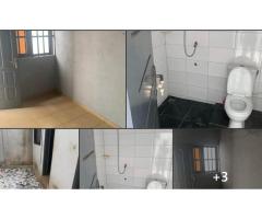 À Louer pièce tuilée avec wc douche propre moderne personnel