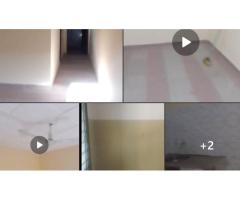 chambre salon sanitaire tout careller plafonnier à couloir bien propre