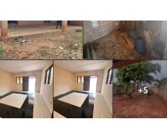 *Une mini-villa en bac alu plafonnée construite sur demi(½) lot soit 300 m²