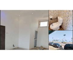Grande boutique sanitaire dallée staffée disponible au bord du goudron à Togbin