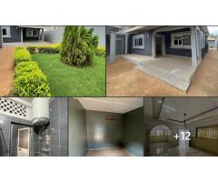 Une villa basse avec jardin composé de 5 chambres