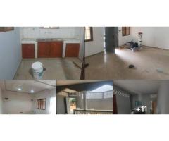 Maison bâtie *sur 150m2* en *angles rue* à kpogan zogbédji *non loin du marché*.