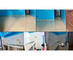 une superbe chambre salon sanitaire moderne à couloir plafonnée et peinte