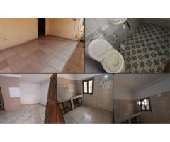 Une chambre  wcd interne cuisine interne+ terrasse dallee un peu de Staff