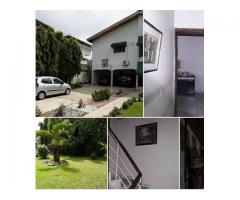 Une villa duplex de 10 pièces Cuisine africaine, et européenne Un grand jardin et parking