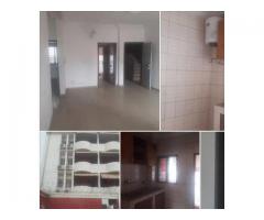 Appartements de 3 pièces avec split et chauffe eau déjà dispo, cuisine meublée