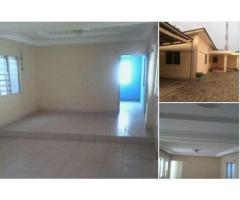 VENTE Villa Tuilée, plafonnée et bien staffé au Salon, AU TOGO ( Lomé):