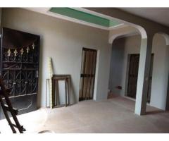 Un Immeuble 3 Appartements en baies vitrées de Chambre Salon Wcd Cuisine Interne