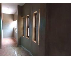 Un Immeuble 3 Appartements en baies vitrées de Chambre Salon Wcd Cuisine Interne