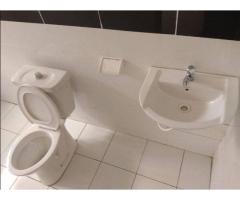 Un Immeuble 3 Appartements en baies vitrées de Chambre Salon Wcd Cuisine Interne