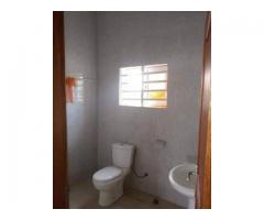 location un appartement d'une chambre salon sanitaire Sis à Calavi Bakhita