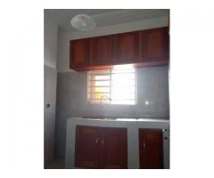 location un appartement d'une chambre salon sanitaire Sis à Calavi Bakhita