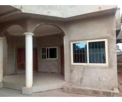 villa six (6) chambres et un grand salon, quatre (4) douches à vendre à Togba