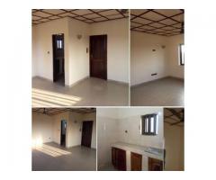 Disponible à Calavi bakita au 3 e etage, une chambre salon avec couloir, salon très grand