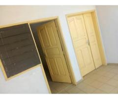 Disponible à fidjrosse Deux chambres salon. Une douche Au 1er étage
