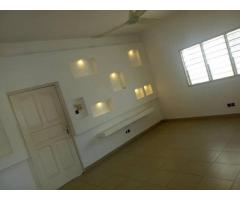 Disponible à fidjrosse Deux chambres salon. Une douche Au 1er étage