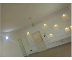 Disponible à fidjrosse Deux chambres salon. Une douche Au 1er étage