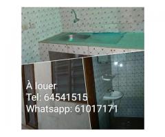 À louer, à Sèdégbé/ Pk14, chambre salon sanitaire, carrelée et dallée. Maison calme et carrelé.