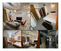 deux (2) chambres meublees et climatise avec une salle de bain internedeux (2) chambres meublees